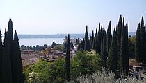 Gardasee - Das Bild zeigt den Blick von einem Hügel über den Gardasee