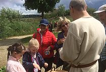 Besuch im Geschichtspark Bärnau - Das Bild zeigt Teilnehmer bei der Familienfahrt im Geschichtspark in Bärnau